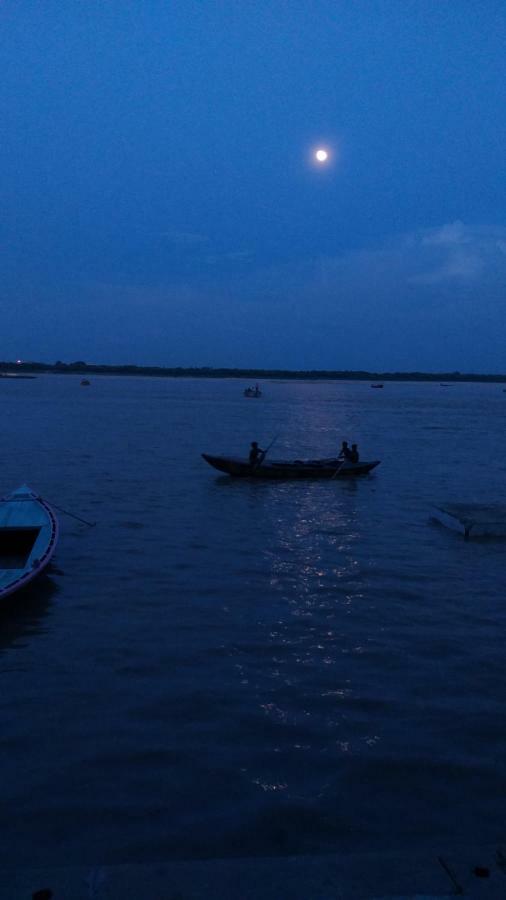 On The Ghat By Howdy Hostels Varanasi Bagian luar foto