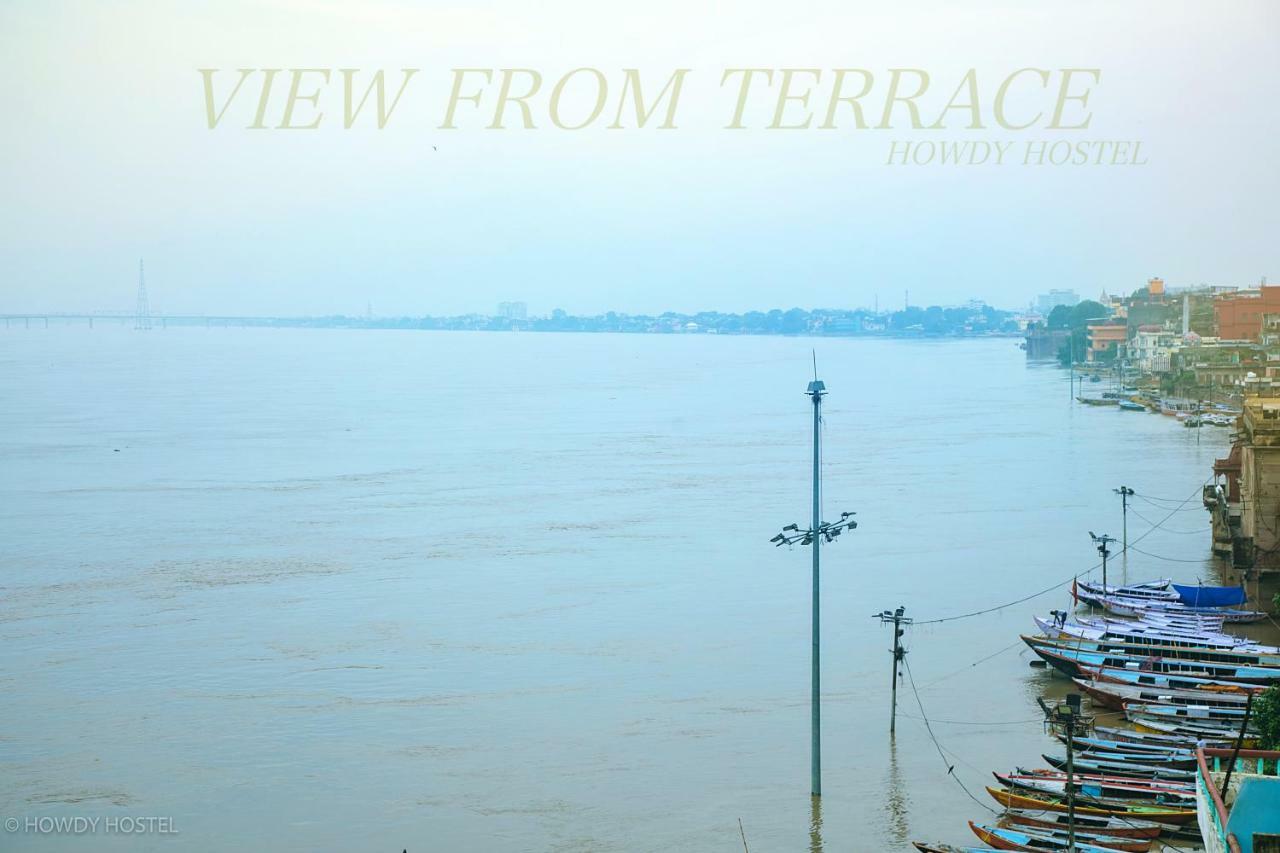 On The Ghat By Howdy Hostels Varanasi Bagian luar foto