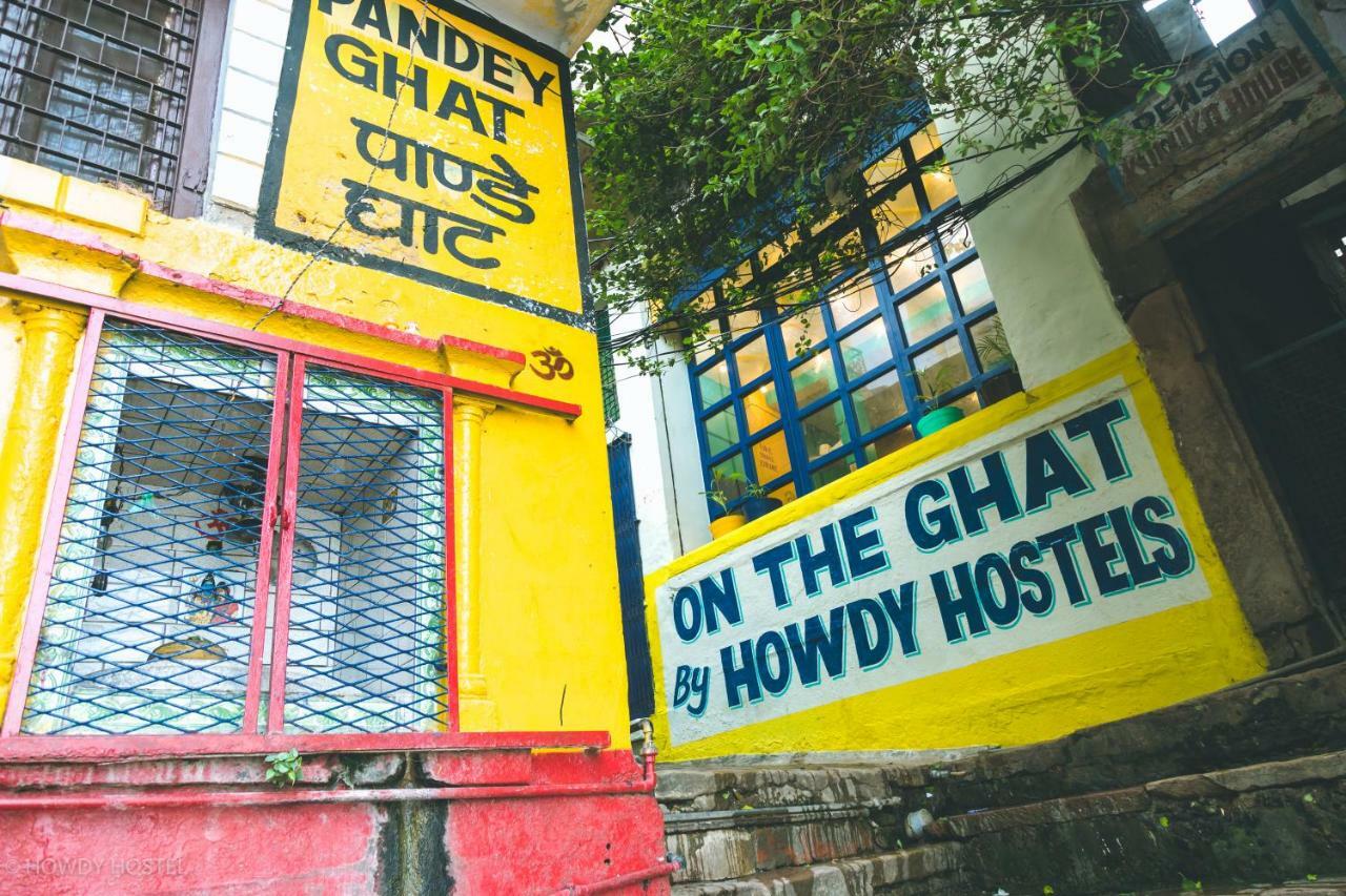 On The Ghat By Howdy Hostels Varanasi Bagian luar foto